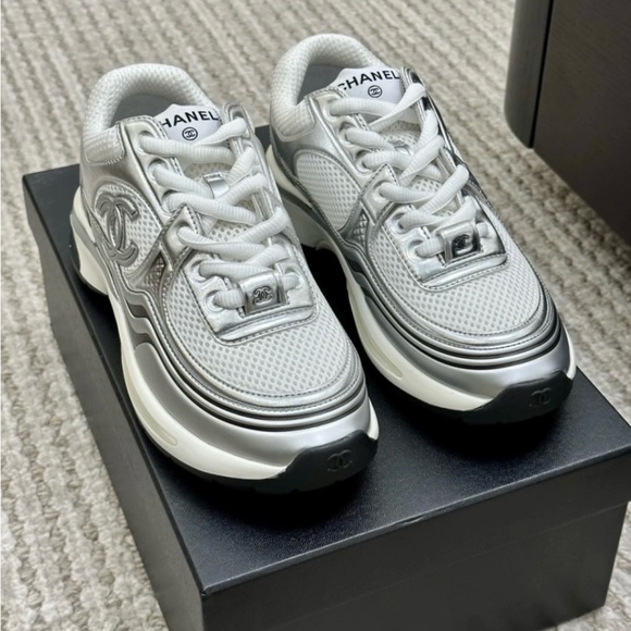 BRAND NEW Chanel Leather Trainers - Picture 9 of 10